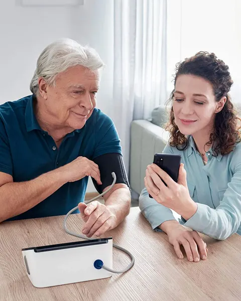 Omron Complete dela mätvärden med familj och doktor